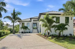 276 Island Cir, Sarasota, FL 34242 - Photo 1