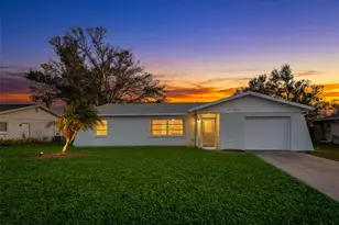 426 Pineview Dr, Venice, FL 34293 - Photo 1