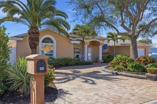 405 Darling Dr, Venice, FL 34285 - Photo 1