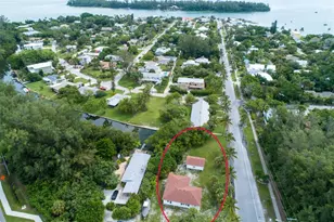 521 Broadway, Longboat Key, FL 34228 - Photo 1