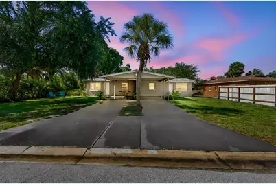 2105 46th Avenue Drive W, Bradenton, FL 34207 - Photo 1