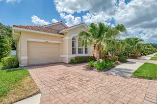 7803 33rd St E, Sarasota, FL 34243 - Photo 1