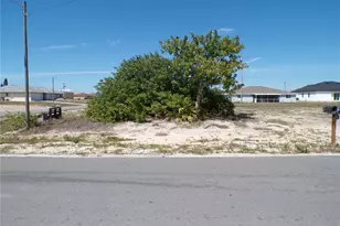 821 NE 15th Ln, Cape Coral, FL 33909 - Photo 1