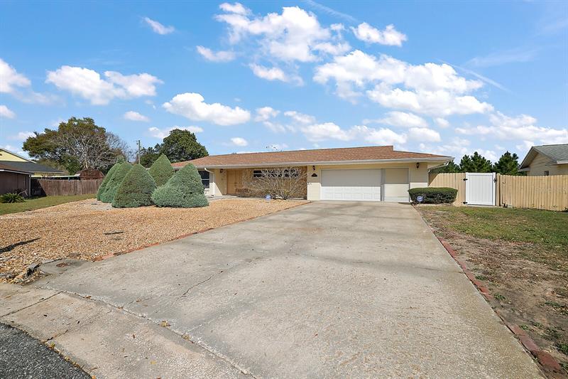 2455 Hilltop Ct, Eustis, FL 32726 MLS G5065334 Coldwell Banker