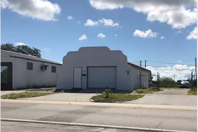 712 N Ridgewood Drive, Sebring, FL 33870 - Photo 1