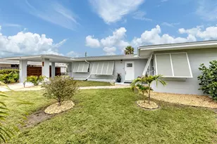 825 Nokomis Ave S, Venice, FL 34285 - Photo 1