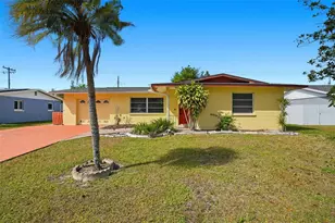 3218 Oxford Dr W, Bradenton, FL 34205 - Photo 1