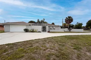 1301 Lucaya Ave, Venice, FL 34285 - Photo 1