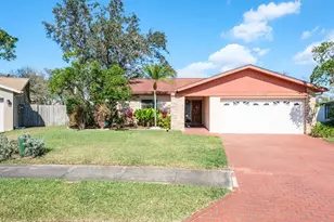 7425 118th Dr, Largo, FL 33773 - Photo 1