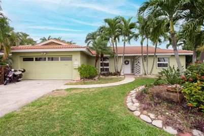 2071 Michigan Avenue NE, Saint Petersburg, FL 33703 - Photo 1