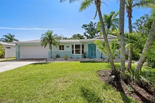 709 Pinewood Dr, Dunedin, FL 34698 - Photo 1
