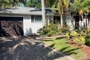 715 Riverside Dr, Tarpon Springs, FL 34689 - Photo 1