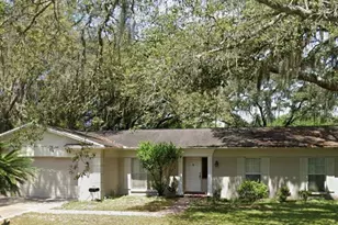 11708 Sycamore Pl, Tampa, FL 33617 - Photo 1