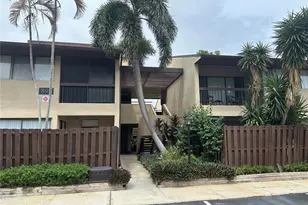 895 N Village Dr N, Saint Petersburg, FL 33716 - Photo 1