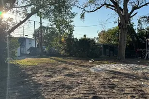 1315 12th St S, Saint Petersburg, FL 33705 - Photo 1