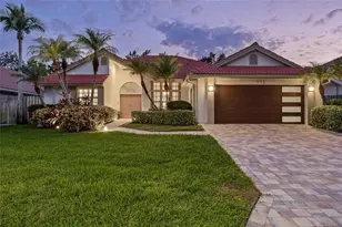 772 Live Oak Terrace NE, Saint Petersburg, FL 33703 - Photo 1