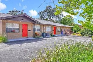 139 Southeast Jefferson Cir N, Saint Petersburg, FL 33703 - Photo 1