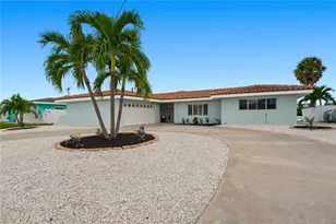 1391 Sea Gull Dr S, Saint Petersburg, FL 33707 - Photo 1