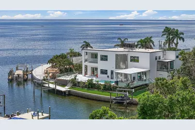 585 Dolphin Avenue SE, Saint Petersburg, FL 33705 - Photo 1