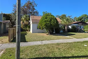 2421 11th St S, Saint Petersburg, FL 33705 - Photo 1