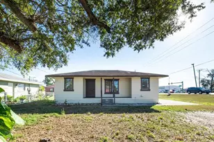 1607 18th St E, Palmetto, FL 34221 - Photo 1