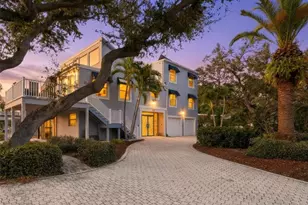 557 Venice Ln, Sarasota, FL 34242 - Photo 1