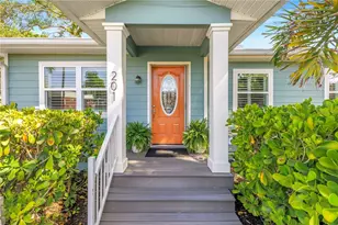 201 35th Ave NE, Saint Petersburg, FL 33704 - Photo 1
