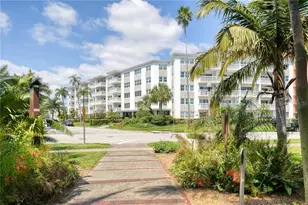 1100 N Shore Dr NE, Saint Petersburg, FL 33701 - Photo 1