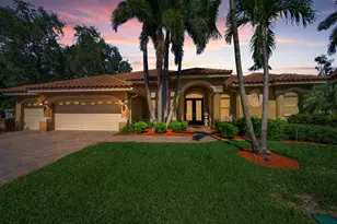 970 Southern Pine Ct NE, Saint Petersburg, FL 33703 - Photo 1
