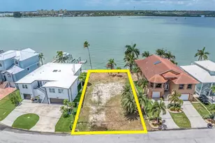 852 Bay Point Dr, Madeira Beach, FL 33708 - Photo 1