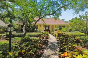 538 Oleander Way S, Saint Petersburg, FL 33707 - Photo 1