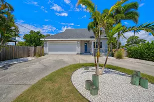 703 Riverside Dr, Tarpon Springs, FL 34689 - Photo 1