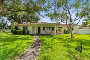 725 61st St N, Saint Petersburg, FL 33710 - Photo 1