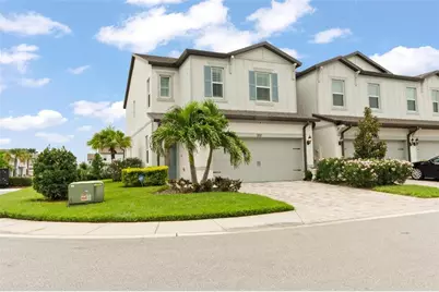 351 Surfside Avenue NE, Saint Petersburg, FL 33716 - Photo 1