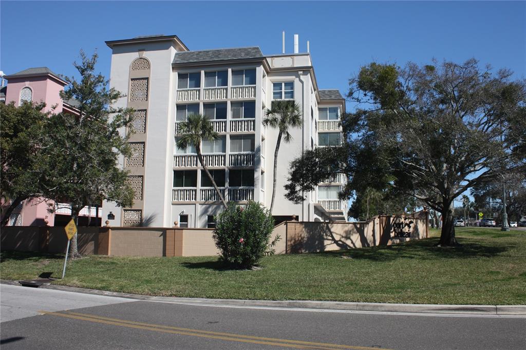 131 Bluff View Dr 404, Belleair Bluffs, FL 33770 MLS U8193605