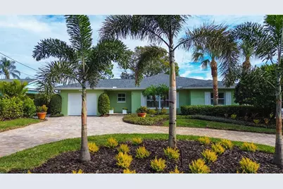 718 Bayshore Drive, Tarpon Springs, FL 34689 - Photo 1