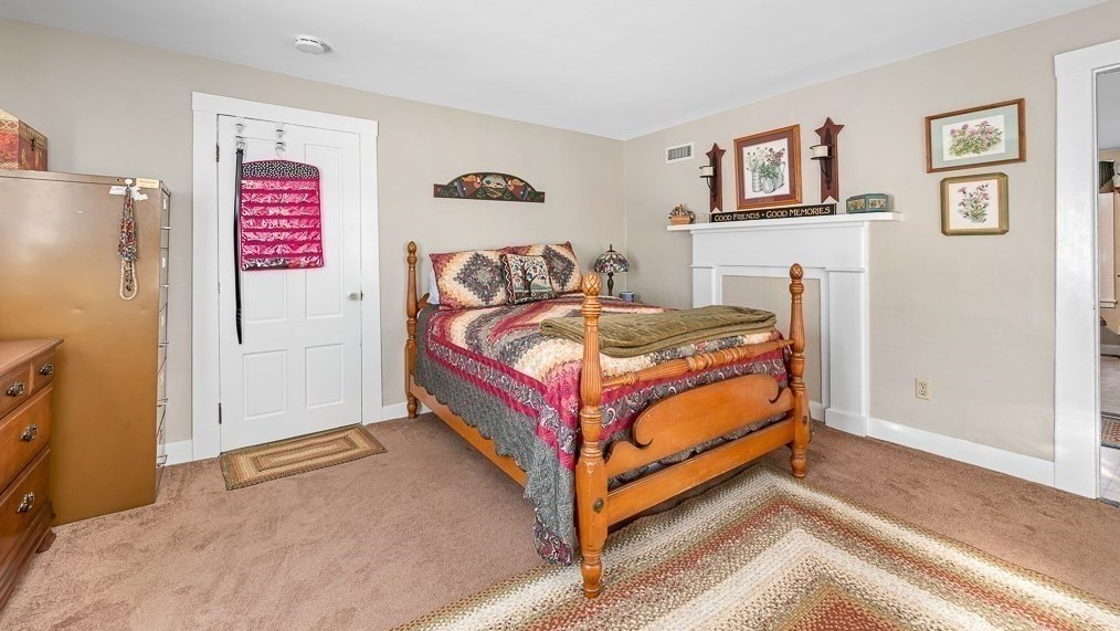 16 Boston Rd, Sutton MA 01590-2408 exterior