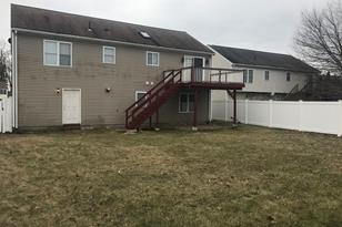 13 Matteo St, Worcester, MA 01606-1178