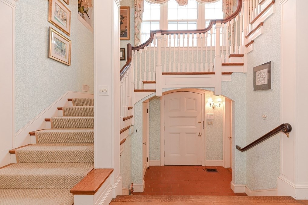 33 Way Rd, Gloucester MA 01930-4315 exterior