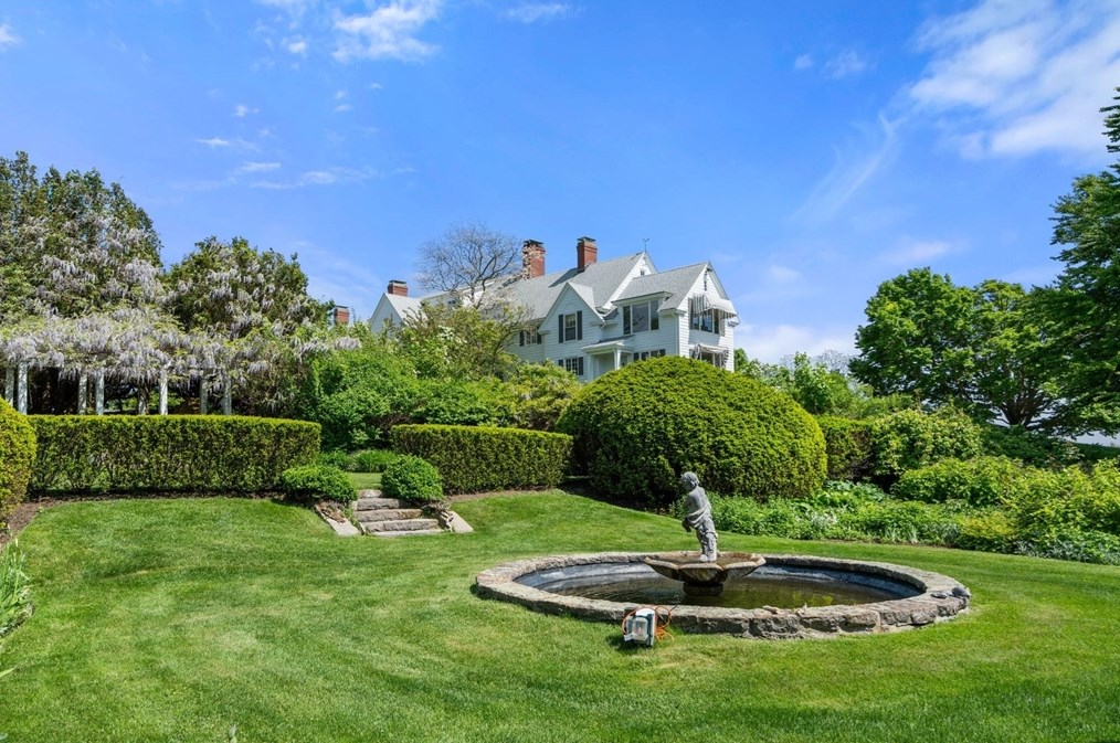 33 Way Rd, Gloucester MA 01930-4315 exterior