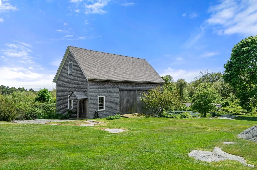 33 Way Rd, Gloucester MA 01930-4315 exterior