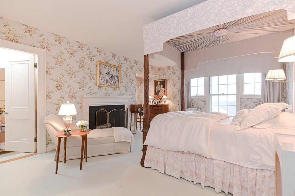 33 Way Rd, Gloucester MA 01930-4315 exterior