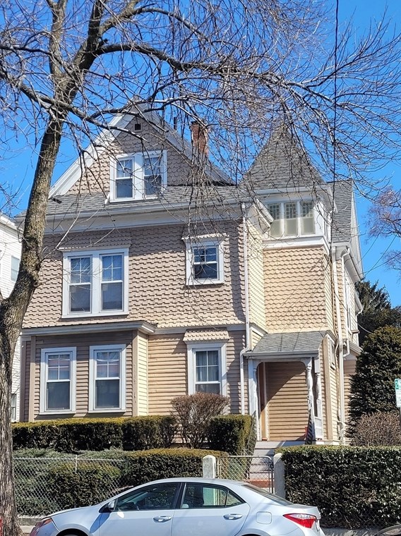 211 Holland St, Somerville MA 02144-2402 exterior