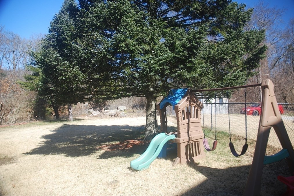 8 Pine St, Dudley MA  01571-3224 exterior