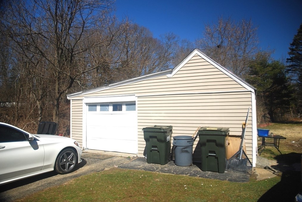 8 Pine St, Dudley MA  01571-3224 exterior