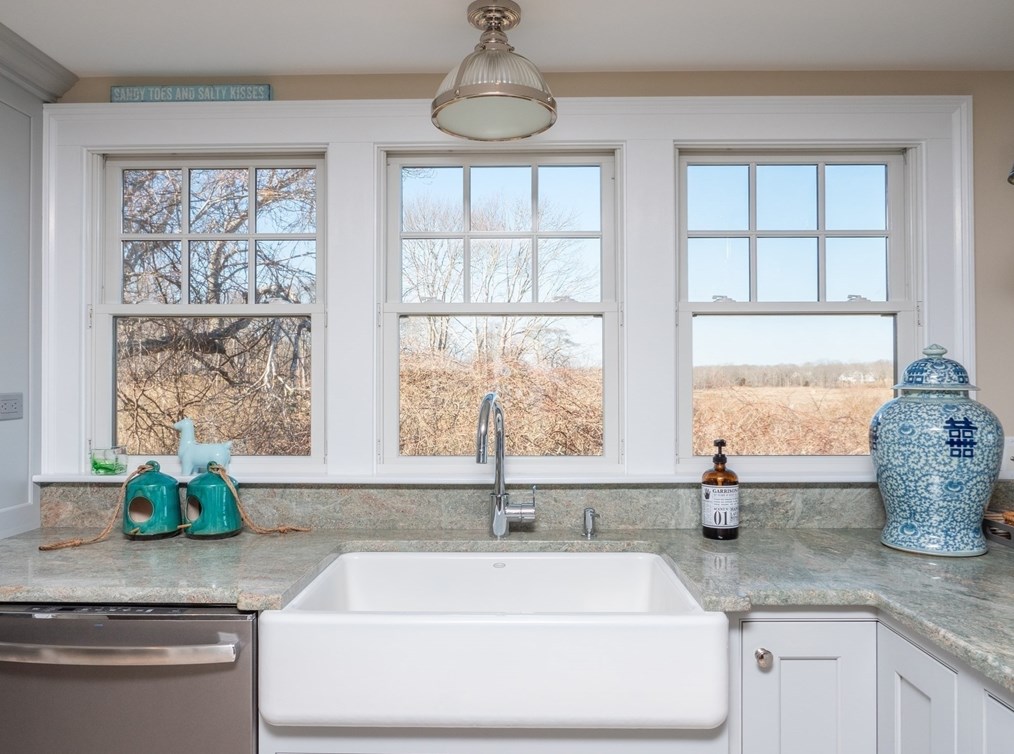 16 Meadow Shores Rd, Dartmouth MA  02748-1431 exterior