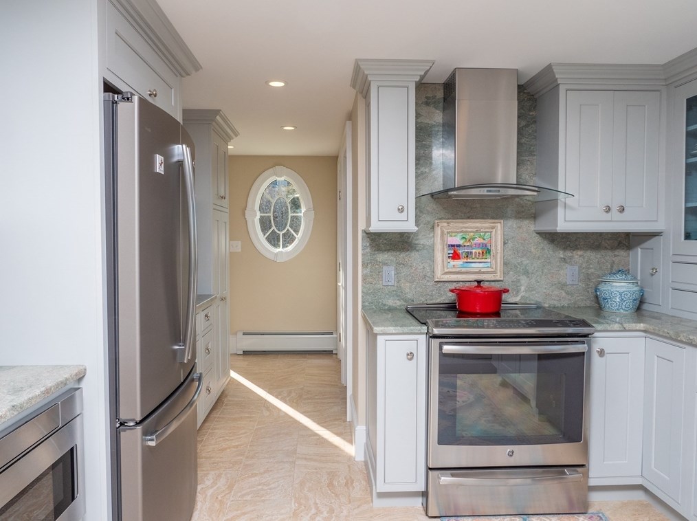 16 Meadow Shores Rd, Dartmouth MA  02748-1431 exterior