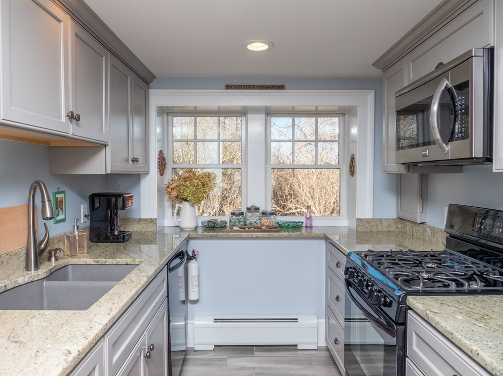 16 Meadow Shores Rd, Dartmouth MA  02748-1431 exterior