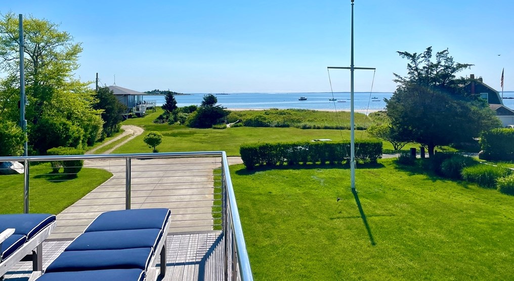 16 Meadow Shores Rd, Dartmouth MA  02748-1431 exterior