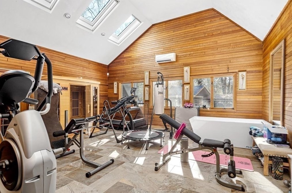 4 Pinecrest Rd, Hingham MA 02043-3027 exterior